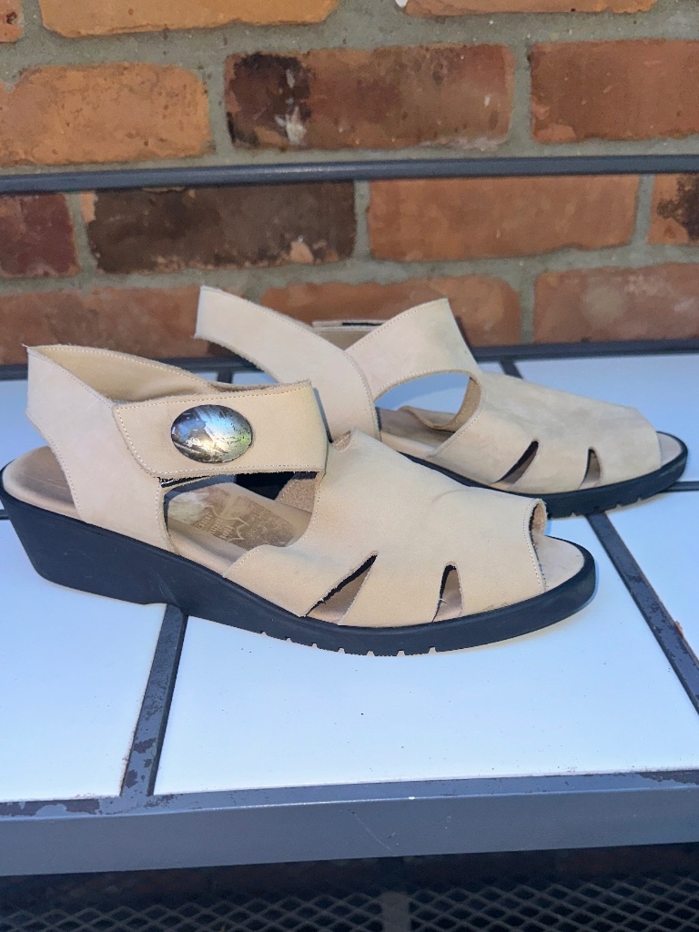 Zante Light Tan Nubuck Sandals ~ sz 10 / 41